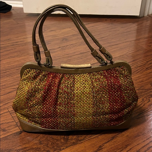 Vintage woven bag with metal clasp. Straps are not real leather, super cute bag! - Picture 5 of 8